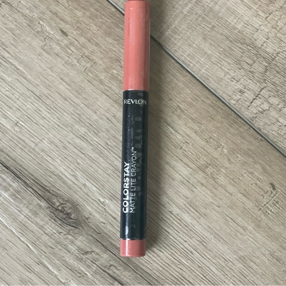 NWT Revlon Colorstay Matte Lite Crayon - 001 Tread Lightly | Full size Lip - Picture 9 of 9